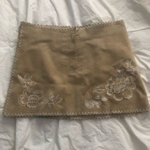 Bebe size 0 tan mini skirt low rise with white flowers